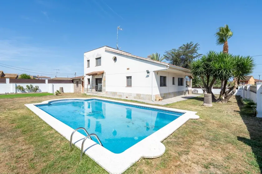 Family-friendly house with barbecue, terrace & pool | Garden view | Perfect for remote work | Pets allowed - Image 1