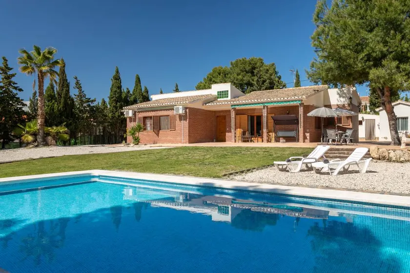 Chalet avec jardin, terrasse et piscine privée | Vue jardin - Image 1
