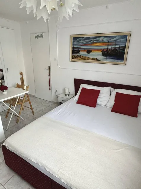 Dedicated room with BBQ & heated pool | Beach nearby - Image 1