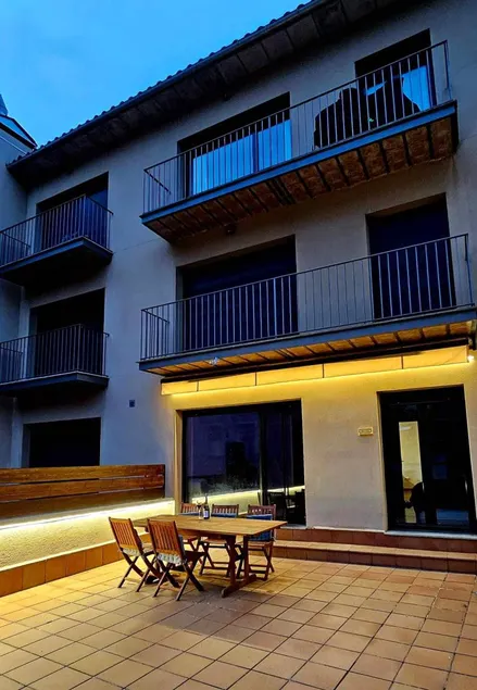 Apartment with barbecue, hot tub & terrace - Image 1