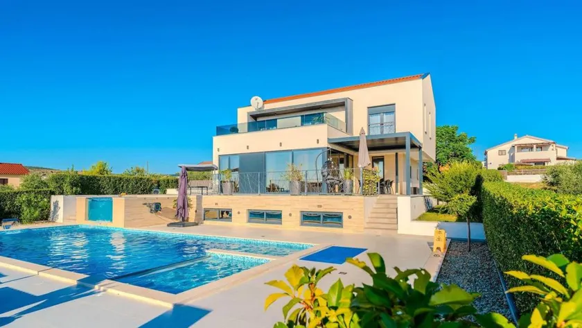 Fully equipped holiday apartment with jacuzzi, BBQ & garden | Pets allowed - Image 1