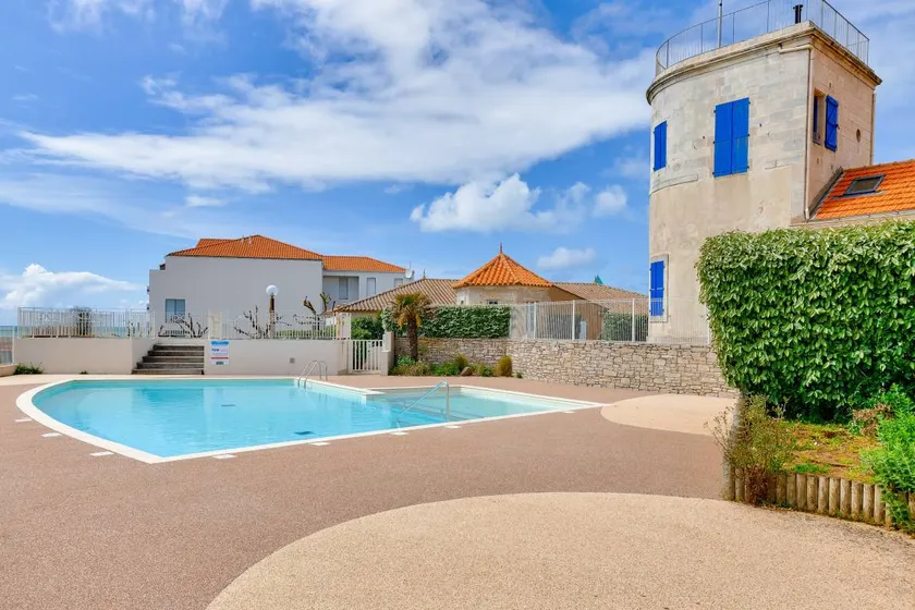 Apartment with garden, terrace & pool - Image 1