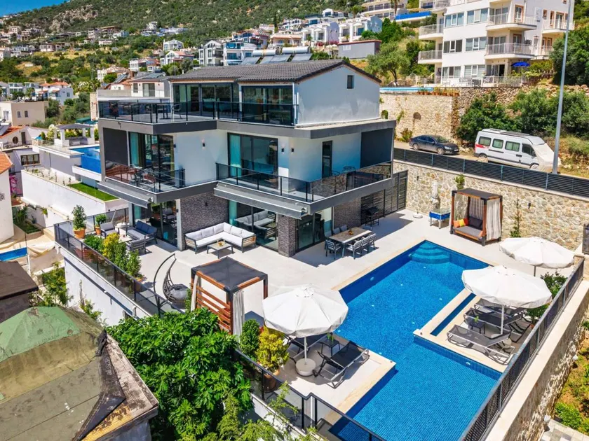 Holiday home with terrace, garden & private pool | Sea view - Image 1