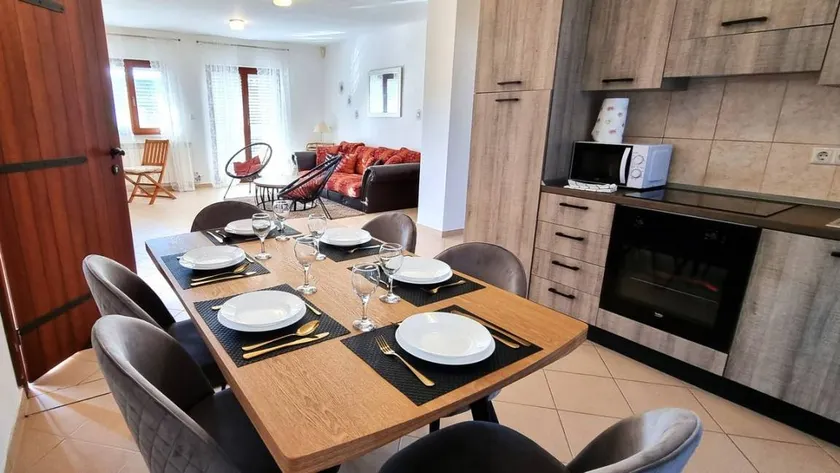 Flat with pool, barbecue & terrace - Image 1