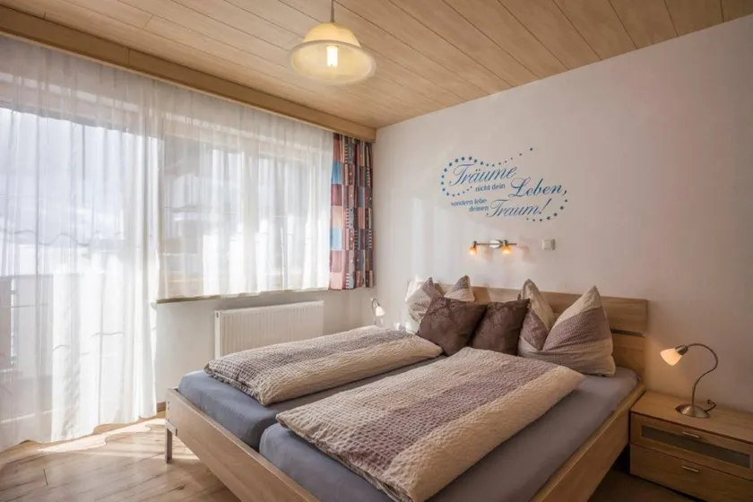 Apartment with terrace - Image 1