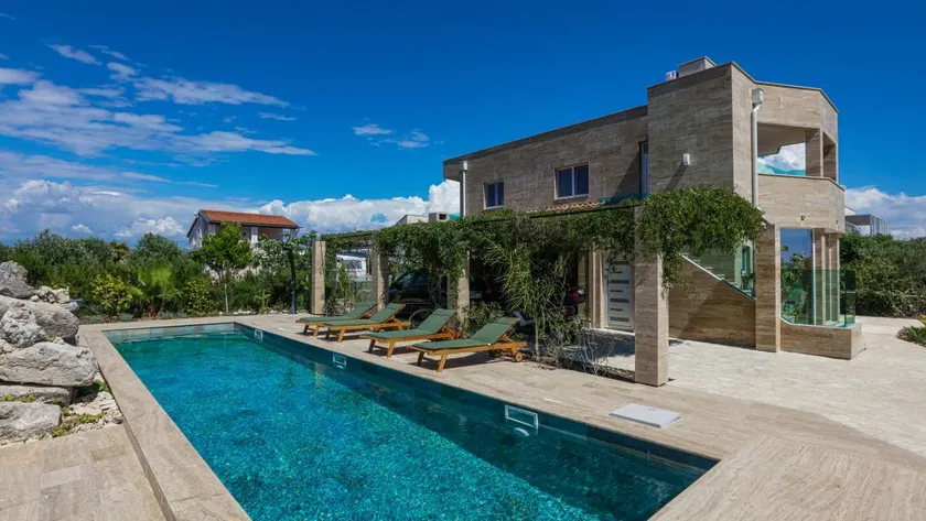 Holiday apartment with BBQ, pool & garden - Image 1