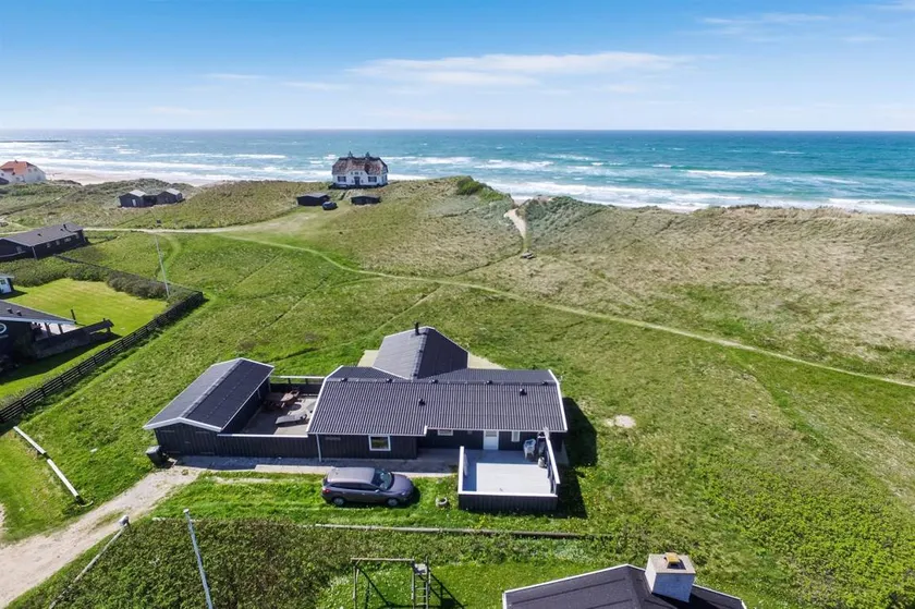 Holiday home with terrace - Image 1
