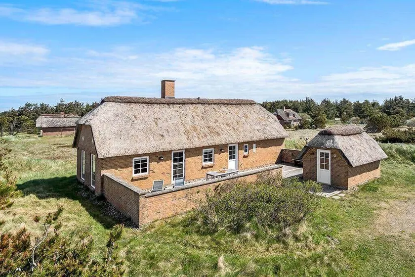 Holiday home with terrace & barbecue - Image 1