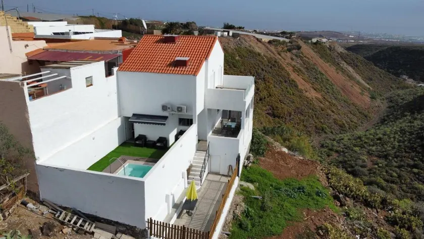Villa with fast internet, terrace & pool | Mountain view | Perfect for remote work - Image 1