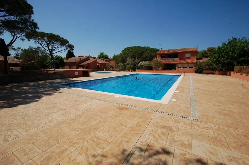 Fully equipped house with pool, garden & BBQ - Image 1