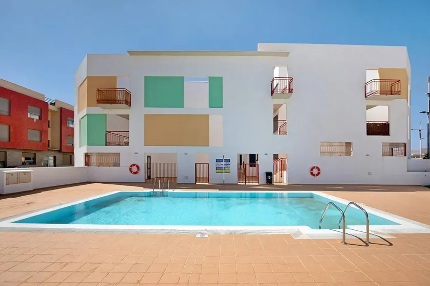 Apartment with heated pool - Image 1