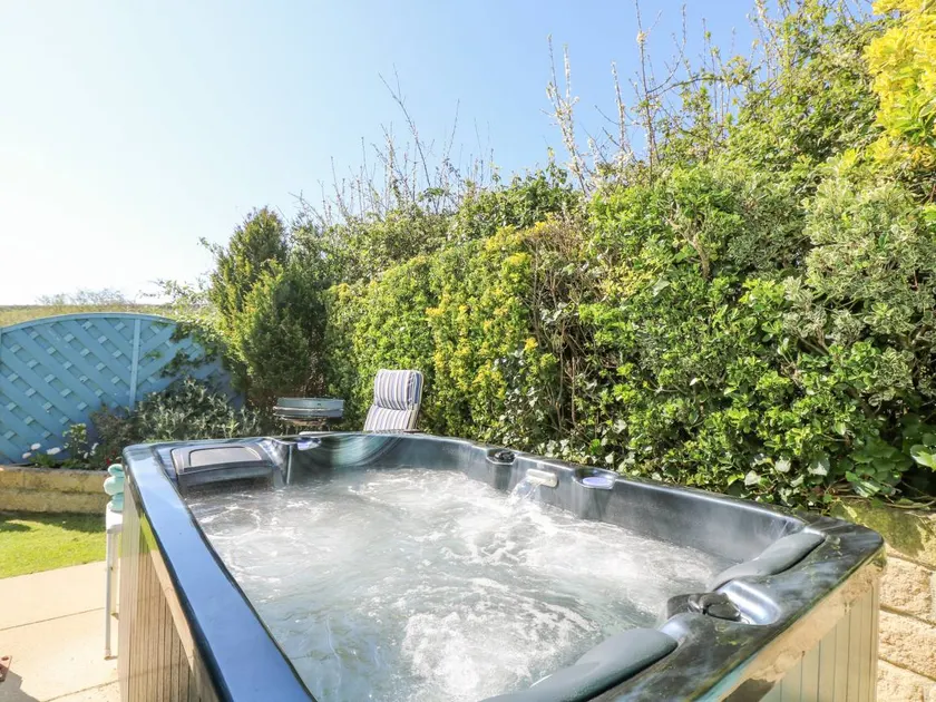 Cottage with garden & jacuzzi - Image 1