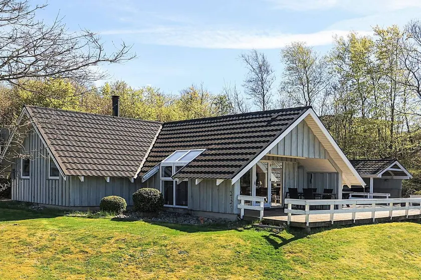Holiday home with barbeque, sauna & jacuzzi - Image 1
