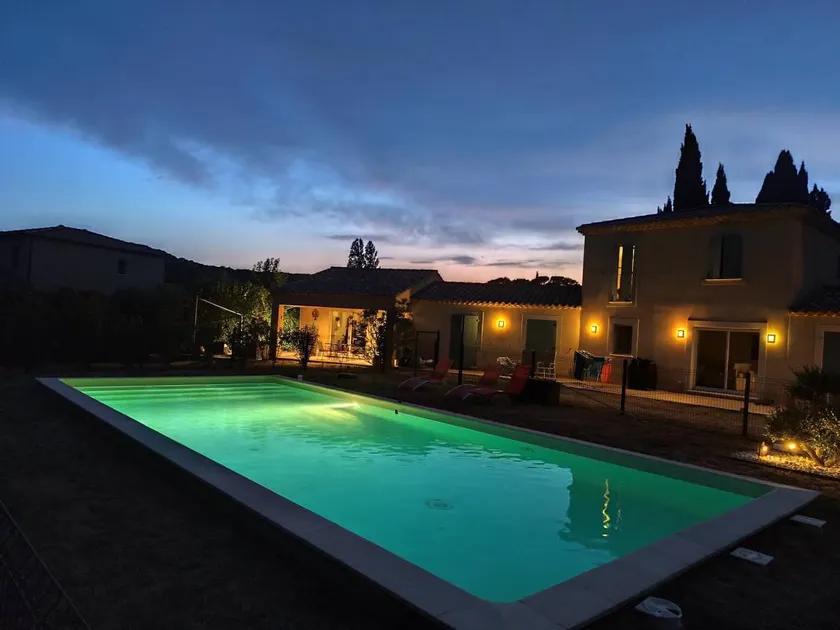 Maison avec jardin, barbecue et piscine | Vue jardin - Image 1