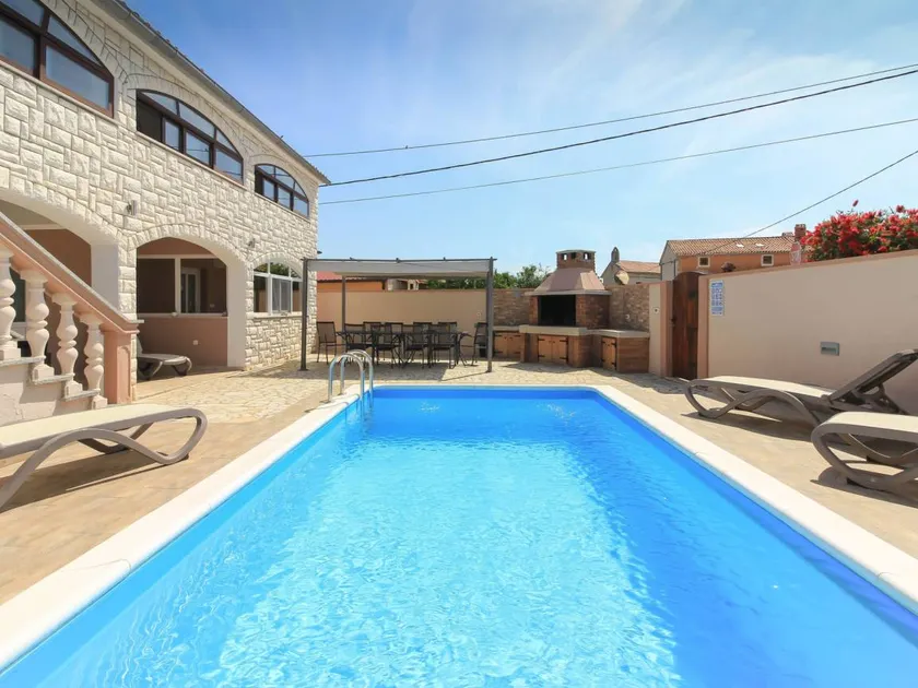 Fantástica casa con terraza, jardín y piscina privada | Se admiten mascotas - Image 1