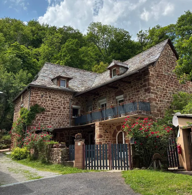 Cottage with terrace & pool - Image 1