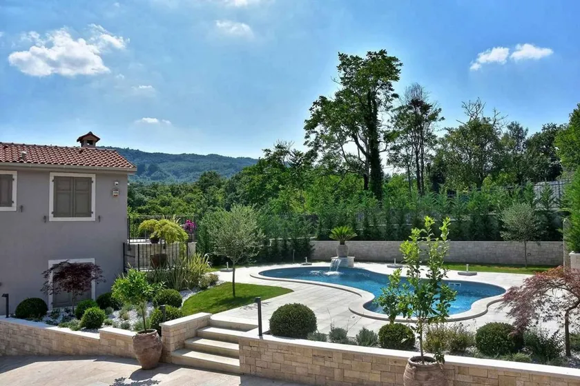 Fully equipped spacious villa with barbecue, garden & private pool - Image 1