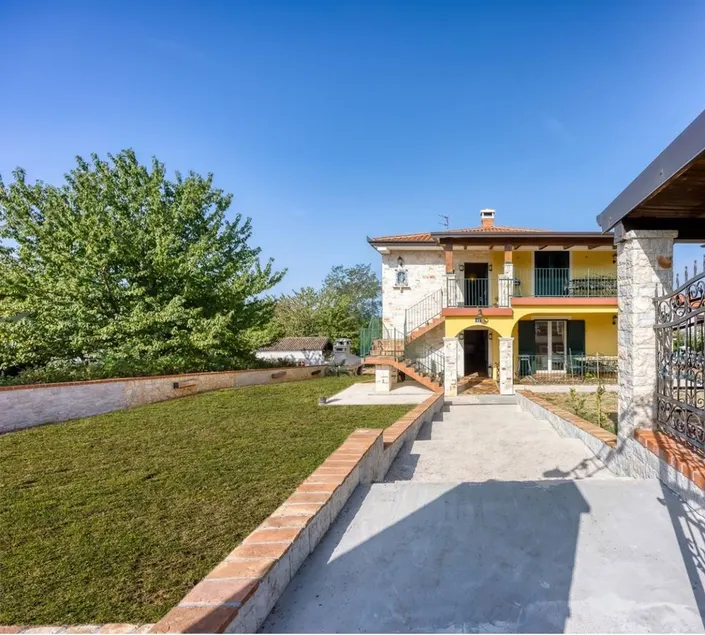 Flat with garden & pool - Image 1