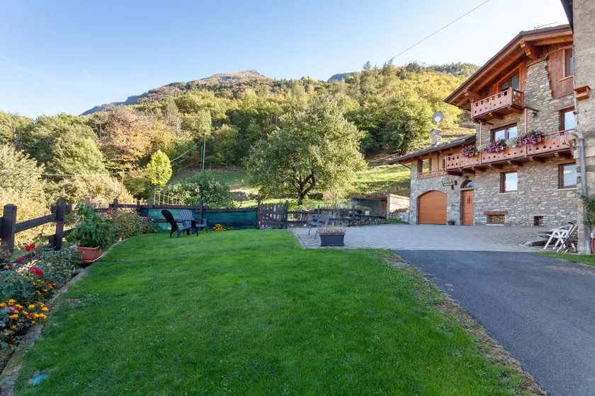 Charming apartment with garden | Mountain view - Image 1