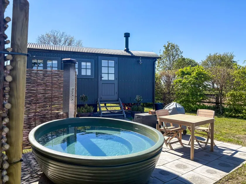 Cottage with barbeque, pool & hot tub - Image 1