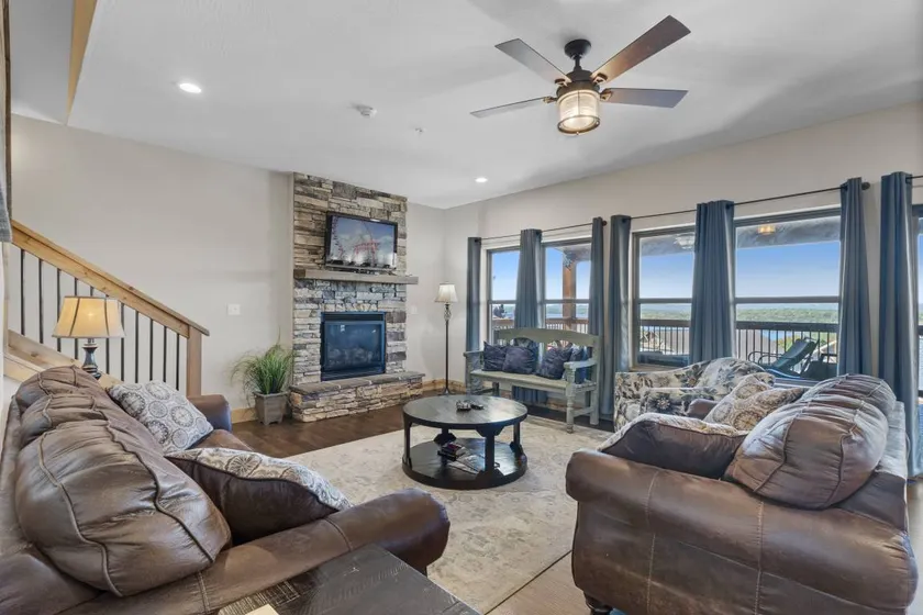 Lodge with hot tub, pool & barbeque | Lake view - Image 1