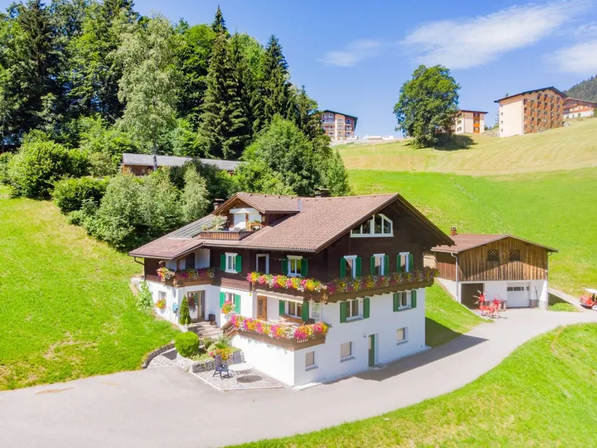 Apartment with garden - Image 1