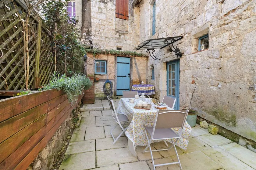 House with terrace | City view - Image 1