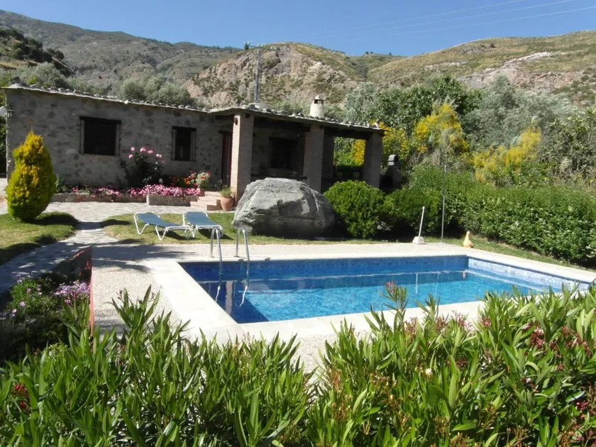 House with garden, BBQ & private pool - Image 1