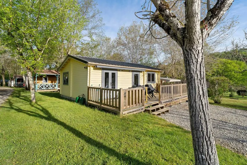 Campsite with terrace & pool - Image 1