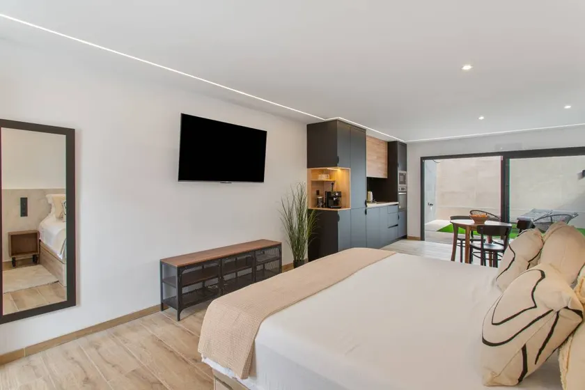 Apartment with terrace - Image 1