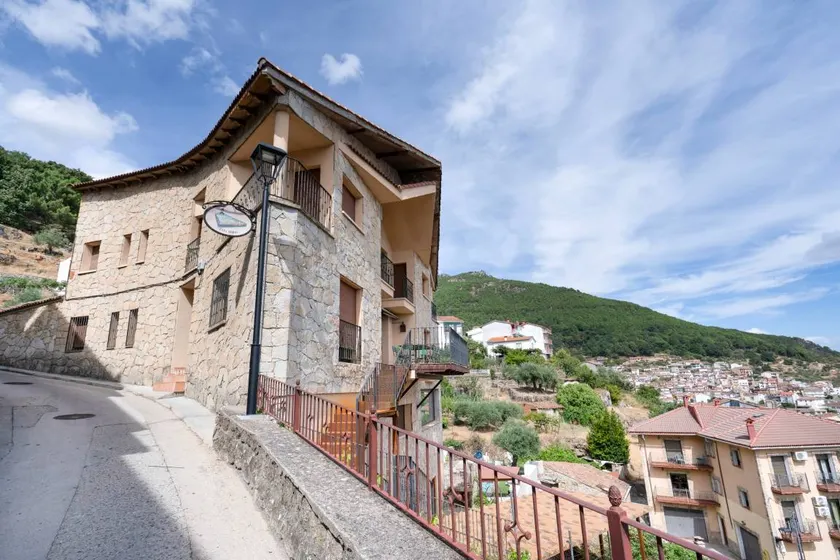 Spacieuse maison de vacances entièrement équipée avec terrasse, jardin et barbecue | Vue ville | Avec animaux acceptés - Image 1
