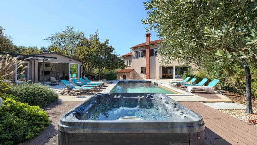 Villa with garden, jacuzzi & heated pool - Image 1