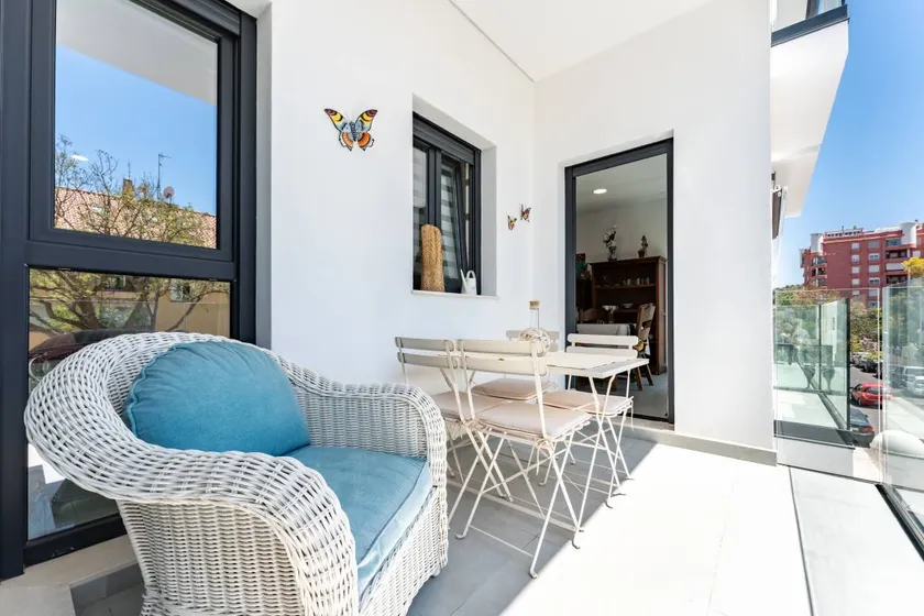 Merveilleux appartement adapté aux familles avec terrasse et internet haut débit | Vue jardin | Proche de la plage | Parfait pour le travail à distance - Image 1