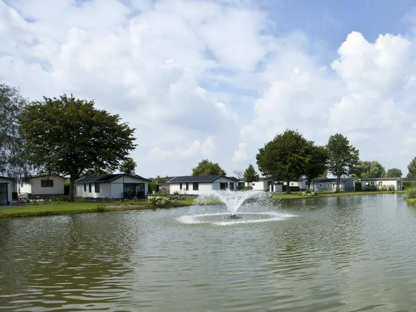 Bungalow with terrace - Image 1