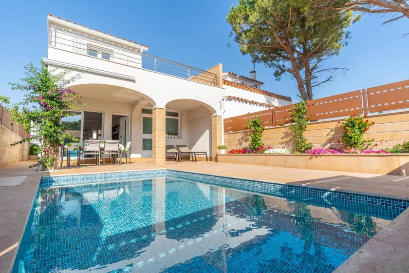 Villa with terrace, garden & private pool | Close to the beach | Pet-friendly - Image 1
