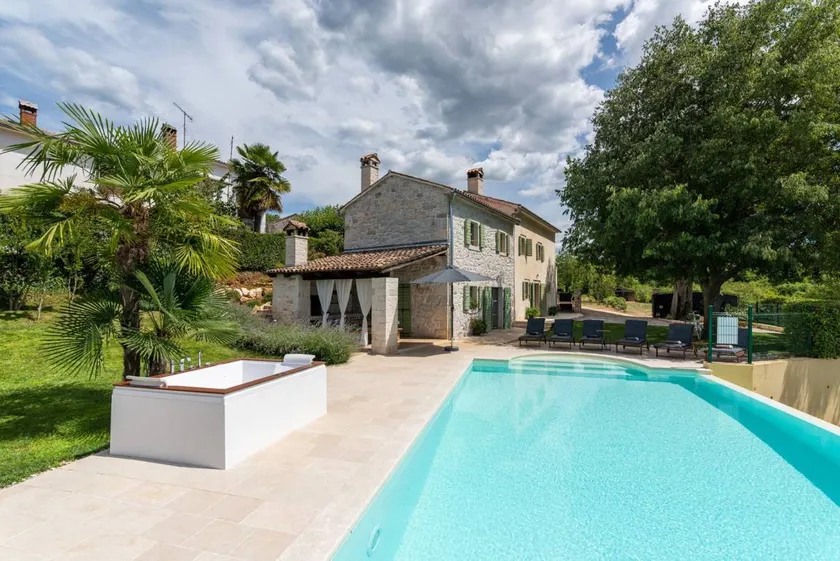 Villa with hot tub, garden & terrace - Image 1