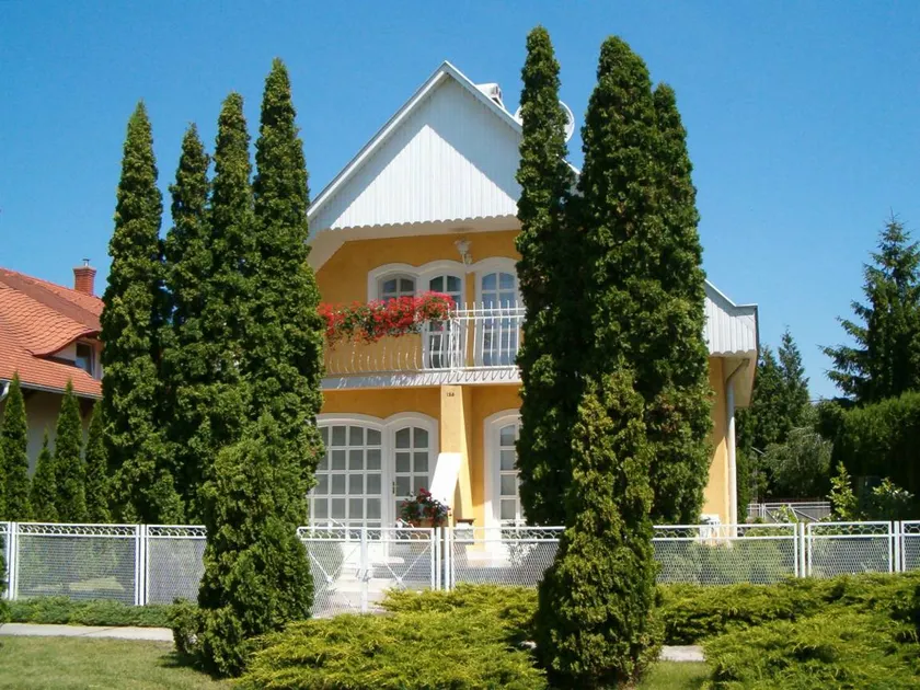 House with garden, barbeque & terrace - Image 1