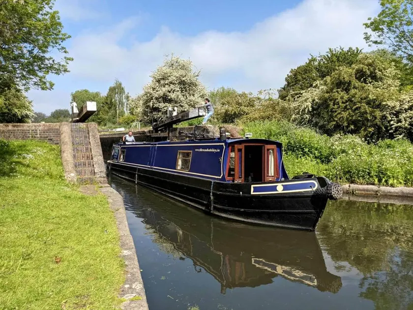 Spacious Narrow Boat Cruiser with Wood Burning Stove and TV, Perfect for a Weekend Floating on the Canals of Tring, England - Image 1