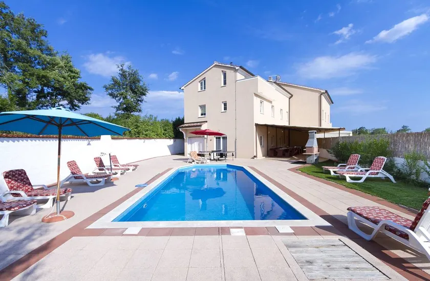 Villa Spacious - Image 1
