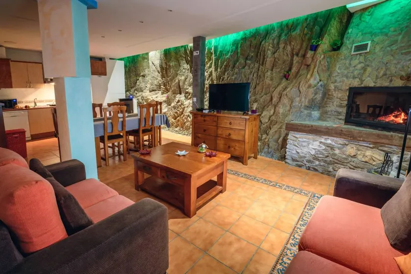 Flat with garden, barbeque & hot tub | Mountain view | Perfect for remote work - Image 1