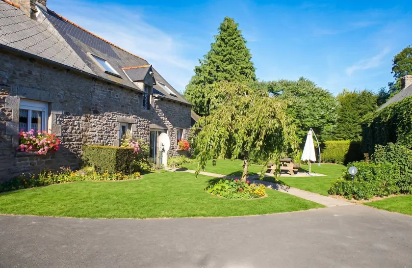 Maison de charme à Le Mené avec jardin - Image 1