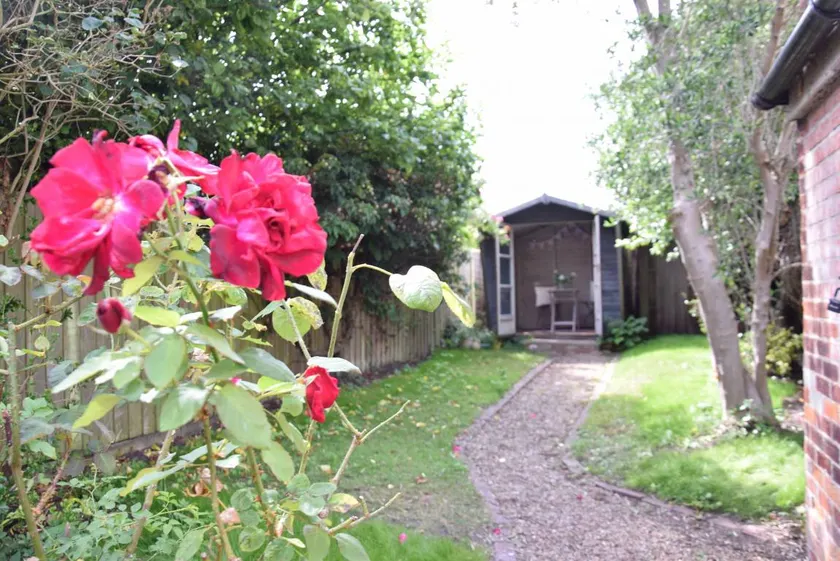 Cottage with garden - Image 1