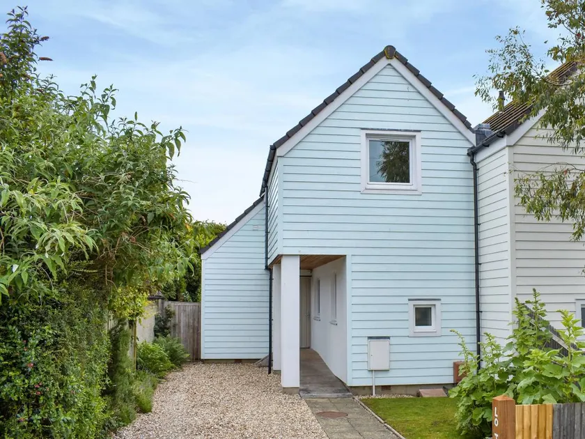 Children-friendly charming cottage with garden & barbeque | Beach nearby | Pets allowed - Image 1