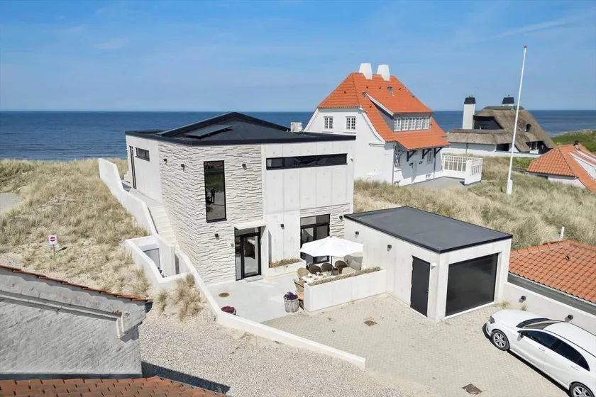 Holiday home with barbecue & terrace | Sea view - Image 1