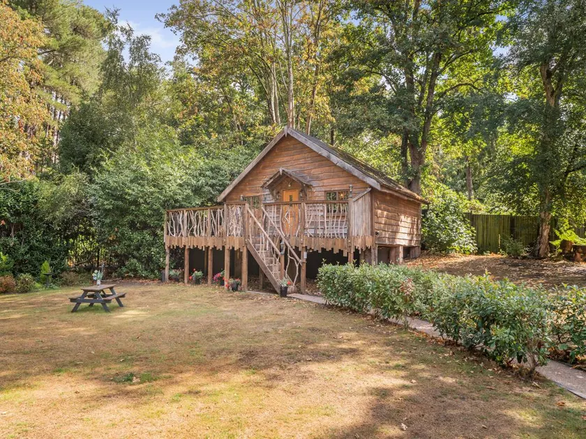 Cottage with jacuzzi, barbeque & garden | River view - Image 1