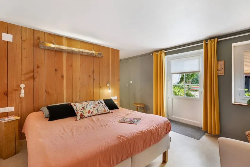 Bed & breakfast with terrace & garden - Image 1