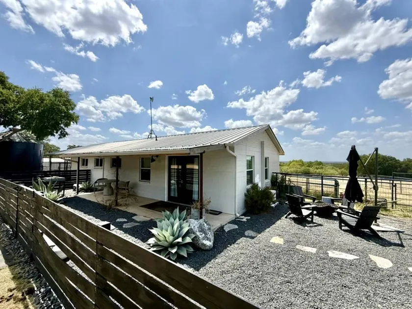 Luxurious Ranch Retreat with Fire Pit & Pond Views in Decatur, Texas - Image 1