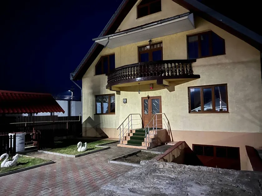 Roman Villa, Sleeps 8 With Parking and Garden - Image 1