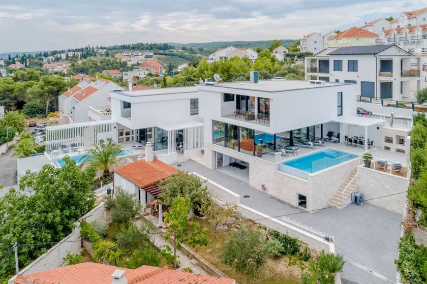 Villa with garden, private pool & terrace | City view | Beach nearby | Suitable for remote work - Image 1
