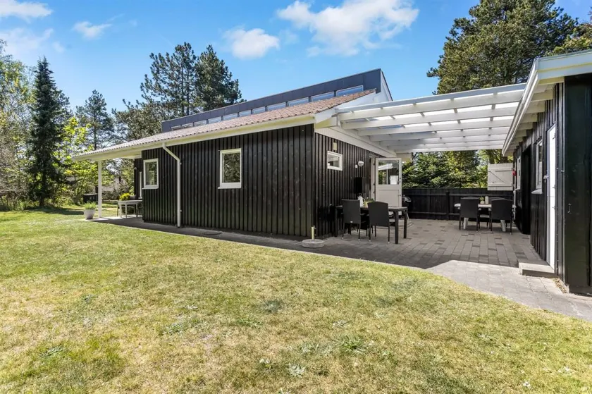Child-friendly holiday home with terrace, barbeque & garden - Image 1